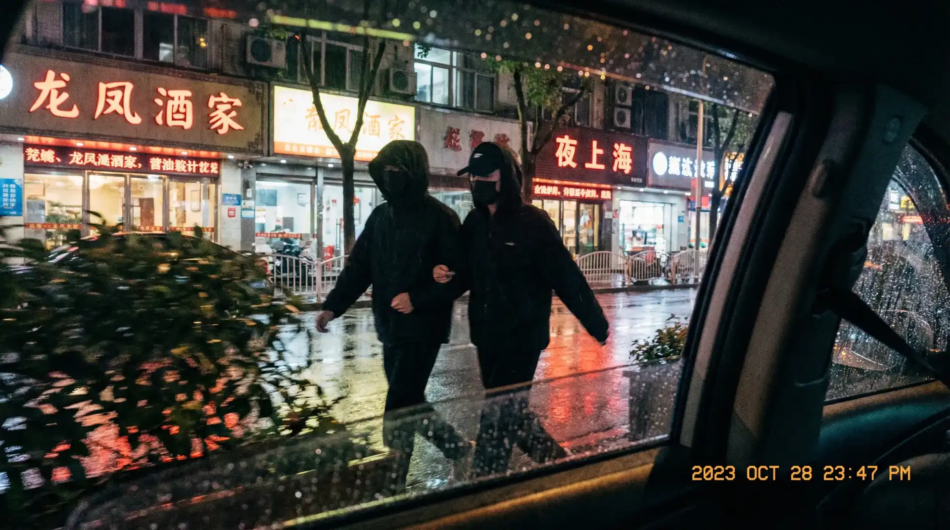 棒棒TV - 顶流明星深夜密会现场抓拍照片
